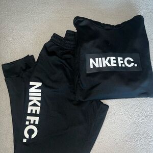 Men Nike sweatsuit sz XXl